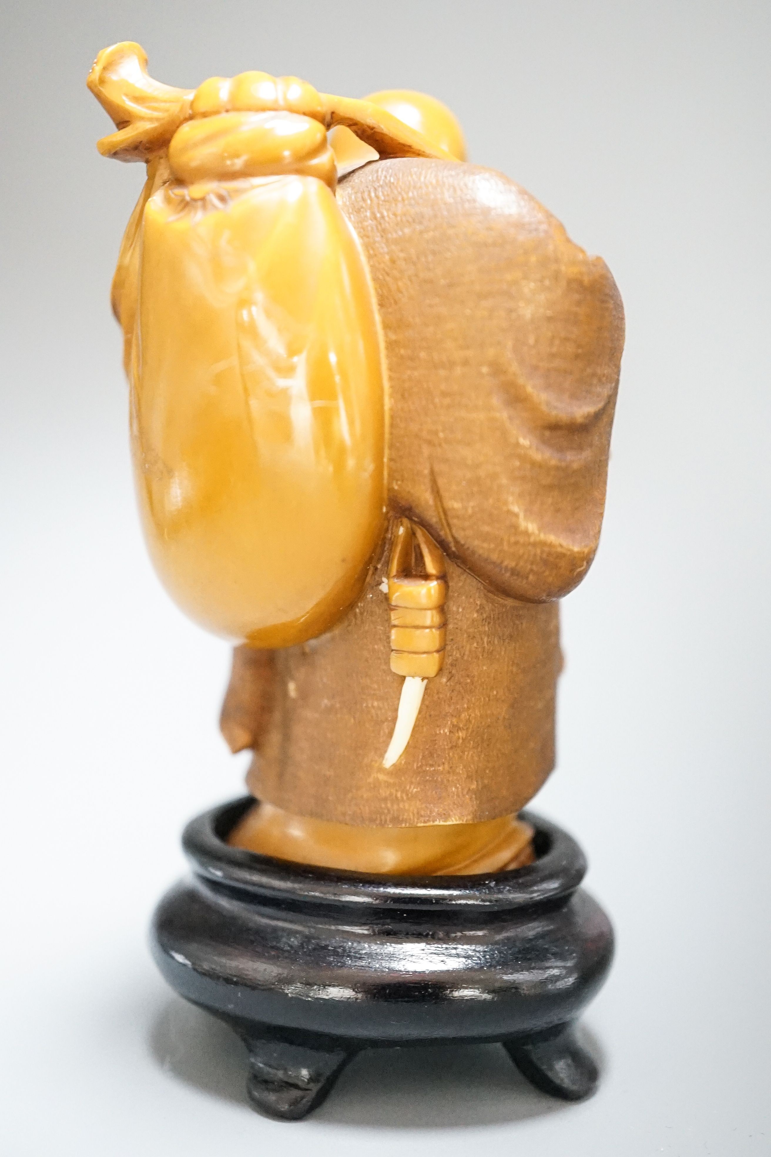 A Japanese stained Ivory figure of Hotei, early 20th century, 7.2cm